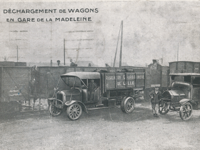 Déchargement de wagons à la gare à la fin des années 1920 © Archives municipales de La Madeleine, fonds Christian Janssens, 1Z 50