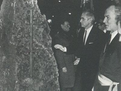 Jacques Chaban Delmas inaugurant le Monument dédié au Général de Gaulle situé dans le Parc de Lattre de Tassigny © Magazine municipale de 1972