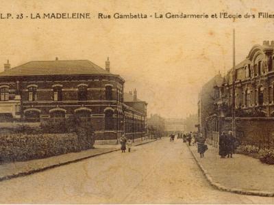 Ancienne gendarmerie et école Rostand sur la Place du Marché Photo ancienne de l'usine Kuhlmann © Archives municipales - Fonds Christian Janssens