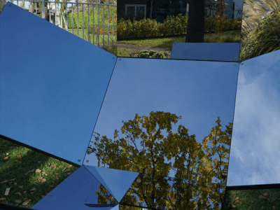Photo de l'œuvre de Quentin Carnaille «Équilibre», visible dans la jardin de la Médiathèque © Ville de La Madeleine