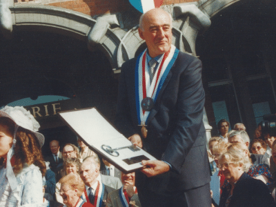 Remise des clés de l'Hôtel de Ville à Claude Dhinnin en 1992 © Archives municipales