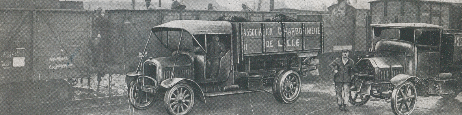 Déchargement de wagons à la gare à la fin des années 1920 © Archives municipales de La Madeleine, fonds Christian Janssens, 1Z 50