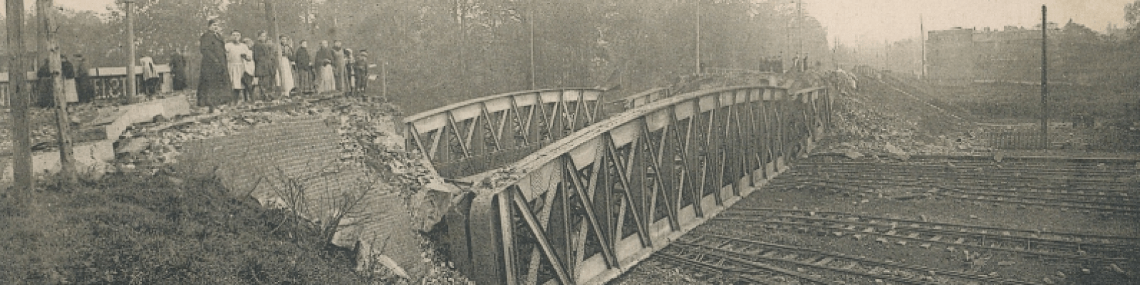 Le pont de la gare détruit par les Allemands © Archives municipales de La Madeleine, fonds Christian Janssens