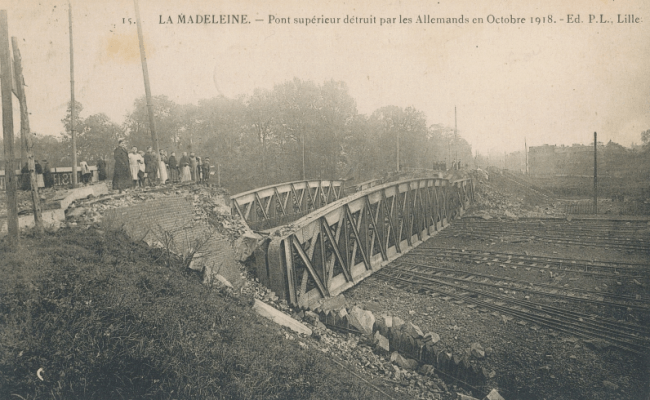 Le pont de la gare détruit par les Allemands © Archives municipales de La Madeleine, fonds Christian Janssens